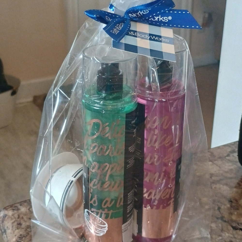 Bath & Body Works Emily in Paris Set Custom Set Two Sprays Hand Sanitizer Holder - Picture 7 of 7